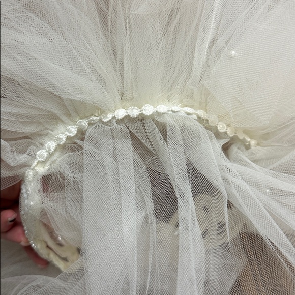Vintage ivory Beaded tiara/veil - Picture 9 of 10